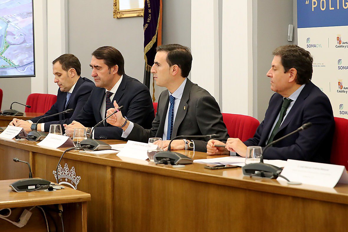 AyuntamientoMDC's tweet photo. Hoy marca un hito para #MedinaDelCampo. La Junta de Castilla y León y el Ayuntamiento han firmado un protocolo destinado a expandir nuestro #PolígonoEscaparate con una inversión de 28 millones de Euros.

Mejoramos el empleo y la calidad de vida en Medina del Campo. https://t.co/wWg64wGBzi