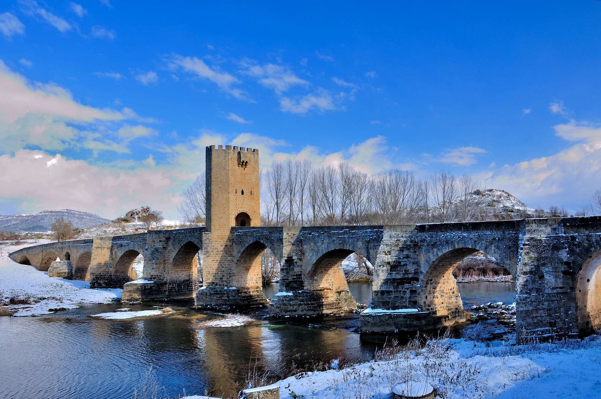 El Puente Medieval de Frías (Burgos) es otro de esos lugares maravillosos de Castilla. Es del Siglo XIII y atraviesa el Río Ebro, habiendo sido históricamente un punto importantísimo en el comercio de la zona.