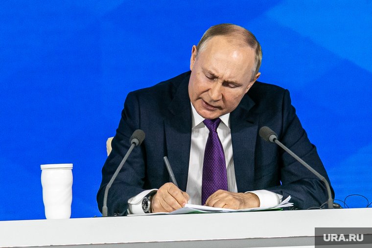 Долбоёб подписывает указ о вхождении Антарктиды в состав РФ 😅. Пингвины провели референдум. 99% за ☝️