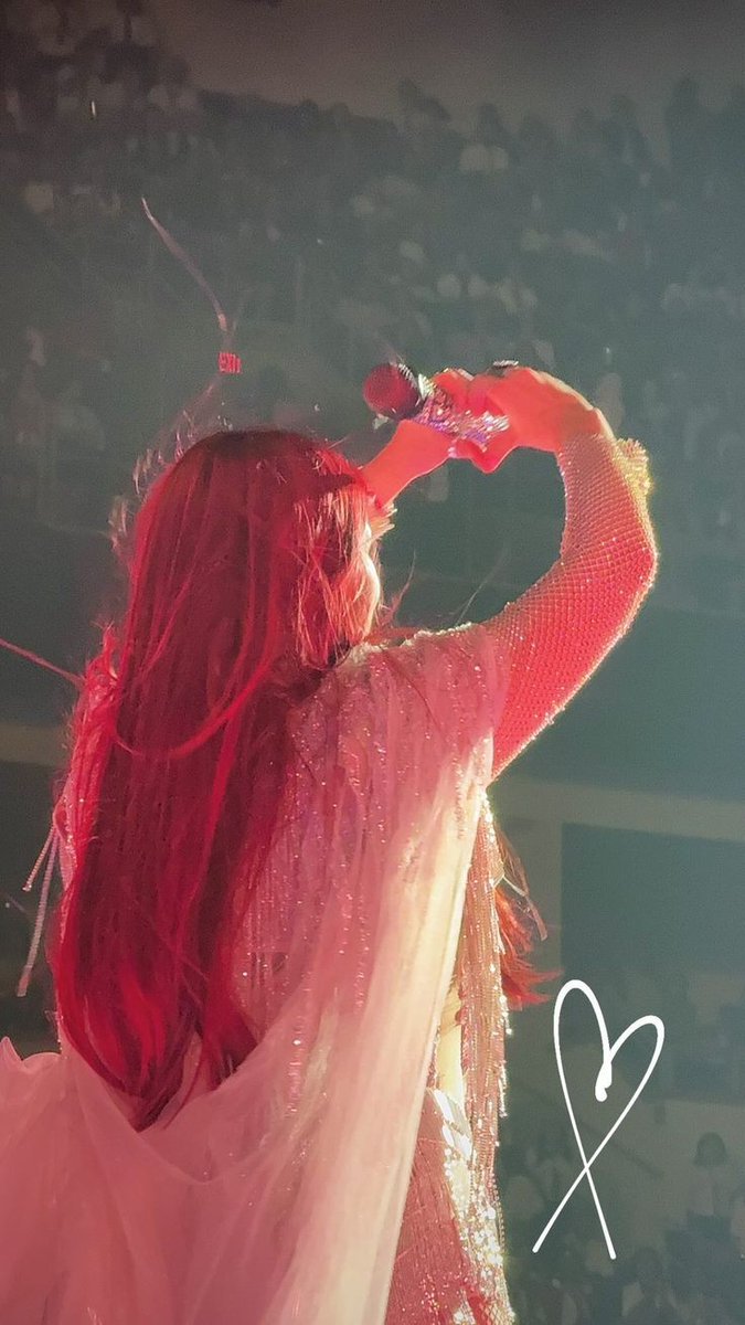 unholydul's tweet photo. sim, você ama a dulce maria – a thread; https://t.co/bE4n8CS8mq