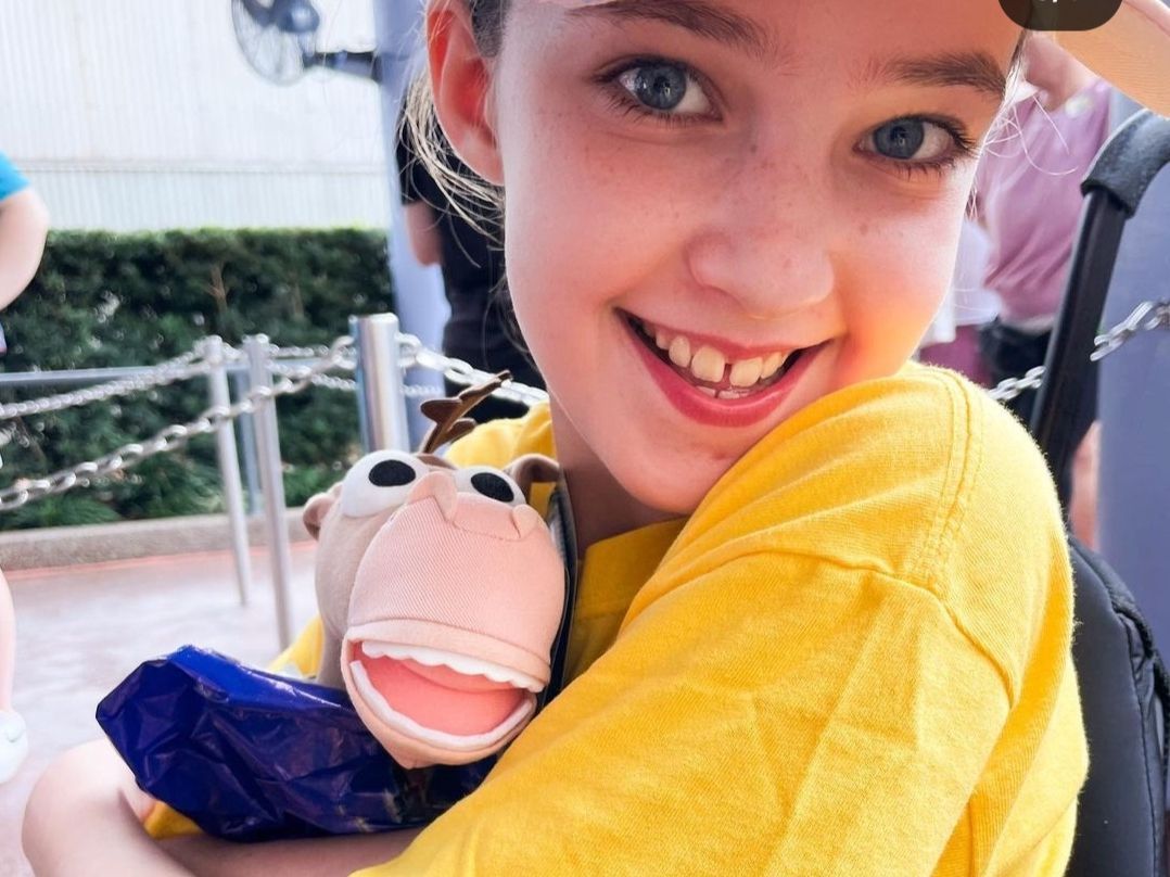SunFound's tweet image. 🌟 Meet Kinsley, a sweet girl with Quadriplegic Cerebral Palsy, Holoprosencephaly. Her dream trip to @WaltDisneyWorld was pure magic! Thanks to Employee Payroll Solutions, @amazon, and generous donors for making her dreams come true. ✨ #MakingDreamsComeTrue