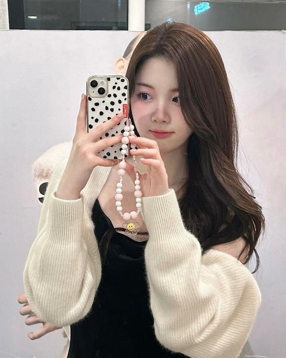 Mirror mirror on the wall, capturing the moment that says it all ˙✧˖°📷 ⋆｡˚꩜