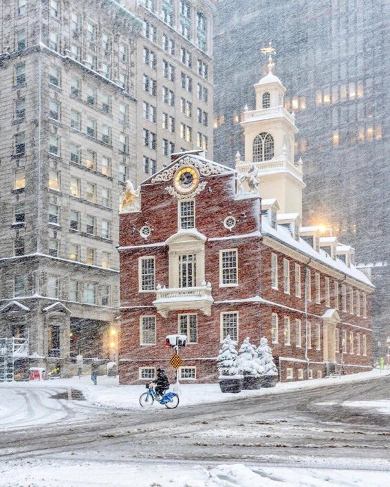 Amber02150's tweet photo. Winter storm over The Old State House in Boston Center🇺🇸

#OnlyInBoston ❄️ https://t.co/scCMfLFAku