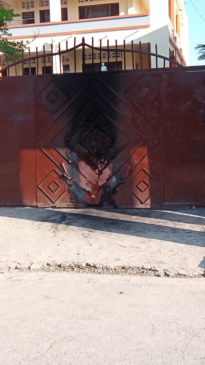 Pititboss_lifet's tweet image. Baryè lekòl #frère Odile Joseph nan vil Okay 👀
Yo leve yo jwenn li konsa🤔