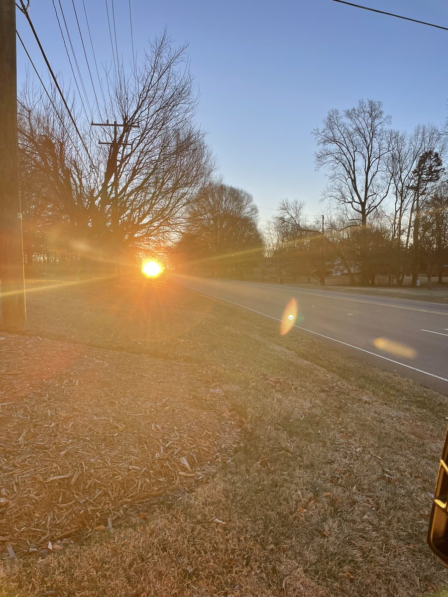 Another beautiful sunrise from Tirebob’s driveway 
Happy Monday Bishes’s
#Maga 🇺🇸