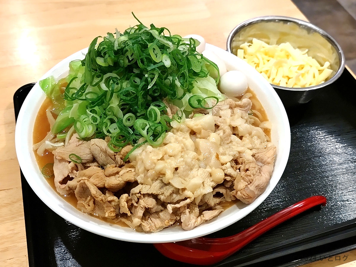 web59350062's tweet photo. ＜二郎系ならぬ"Ｆ系"ラーメン。モチモチ麺がたまらない＞

スープは醤油のキレに豚肉の旨味にキャベツの甘味も加わり、ジャンクな仕上がり。

モチモチの平打ちストレート麺が個人的にヒット♪
なめらかな表面でズルズル～っと。

詳細は「いとログ ファットン」で検索を✋
#静岡 
#FATTON https://t.co/ImhpwDbH8R