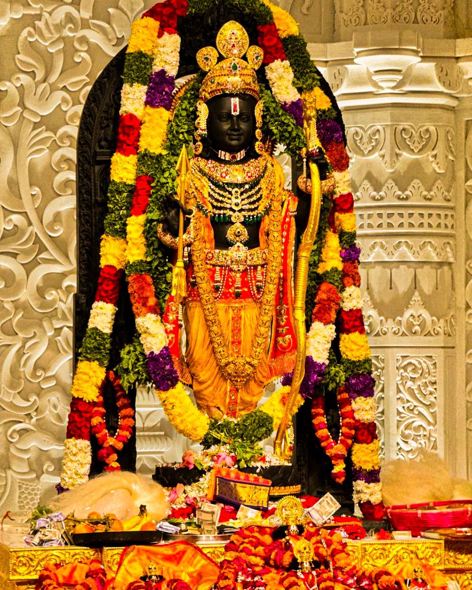 SharvanSwain's tweet photo. “రామయ్య ! ఒక వేళ నీ వనవాసం తరువాత నీకోసం వేయి కన్నులతో ఎదురుచూస్తున్న ధశరధ మహారాజు వారు ఆ క్షణం నిన్ను చూసి ఉంటే ఆయన పొందే ఆ అనుభూతి, భావోద్వేగం ఈ రోజు నిన్ను చూసిన ఆ క్షణం నాకు కలిగిందయ్యా.” రాముడొచ్చాడు అంటే రామరాజ్యం కూడా వస్తుంది ! #AyodhyaRamMandir #ramlalapranprathishta https://t.co/BOoOhiCosY