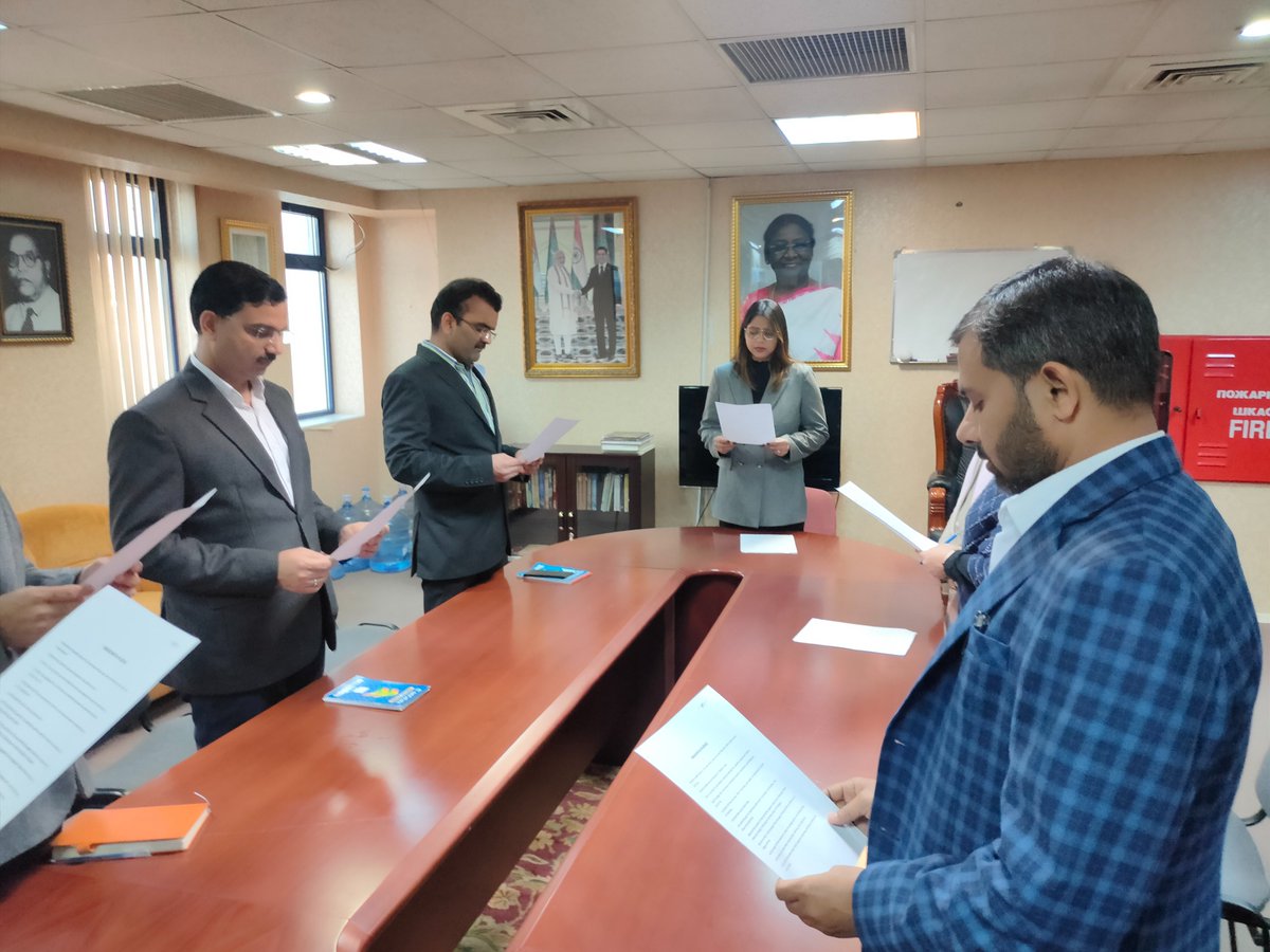 Chargé d' Affaires Ms. Kanishka Singh administered the ‘Swachhta pledge’ to the officers of the Mission today as a part of observance of Swachhata Pakhwada 2024. #SwachhOffice #Swachhtapledge @MEAIndia @IndianDiplomacy @mygovindia @swachhbharat