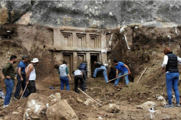 MichealCastill6's tweet photo. A 3,300-year-old tomb related to Queen Neferтιтi was recently discovered in Türkiye https://t.co/fuQSaW3TMf