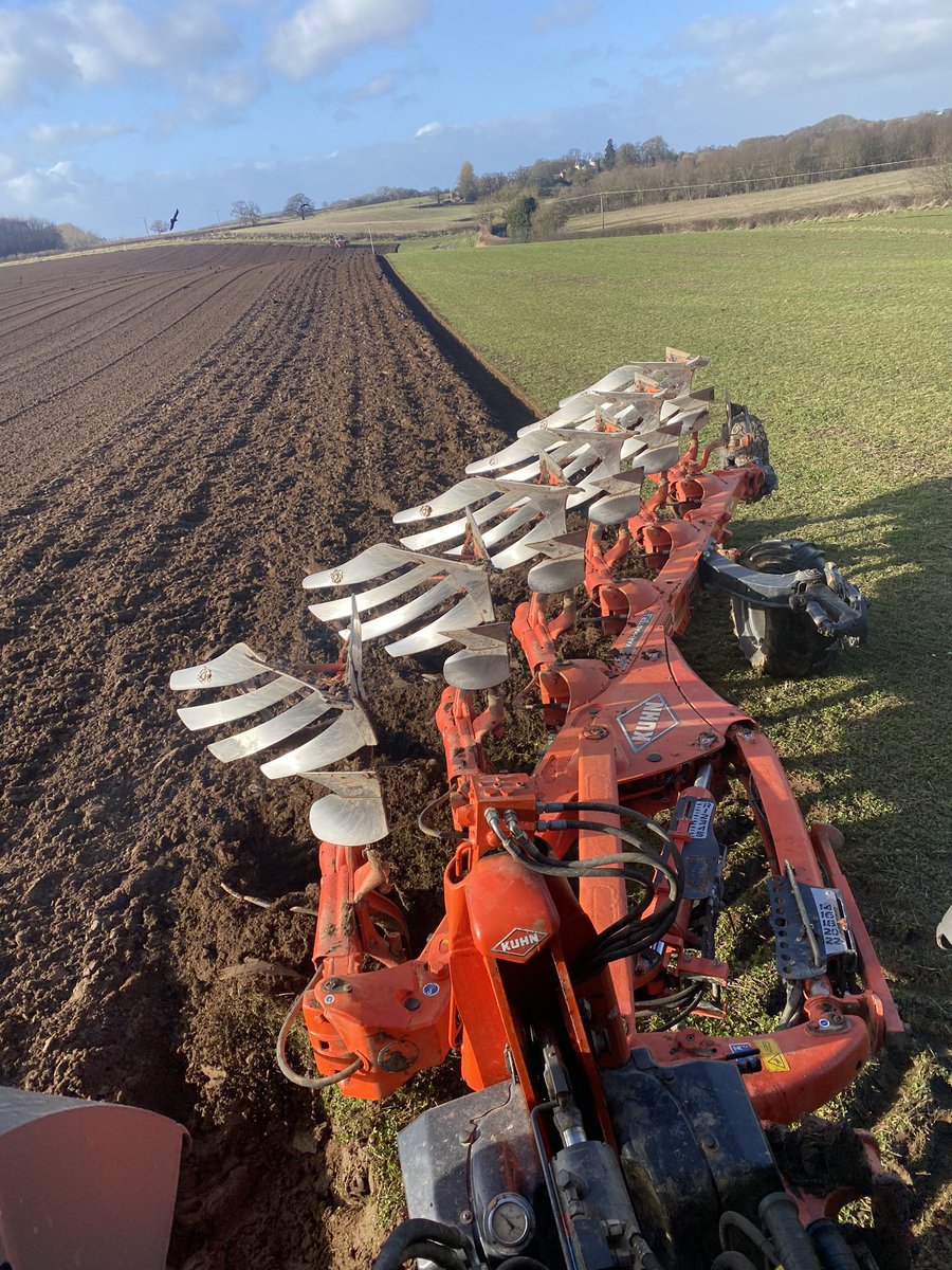 Turn a bit more over
#ploughing #onthefarm @KUHN_UK