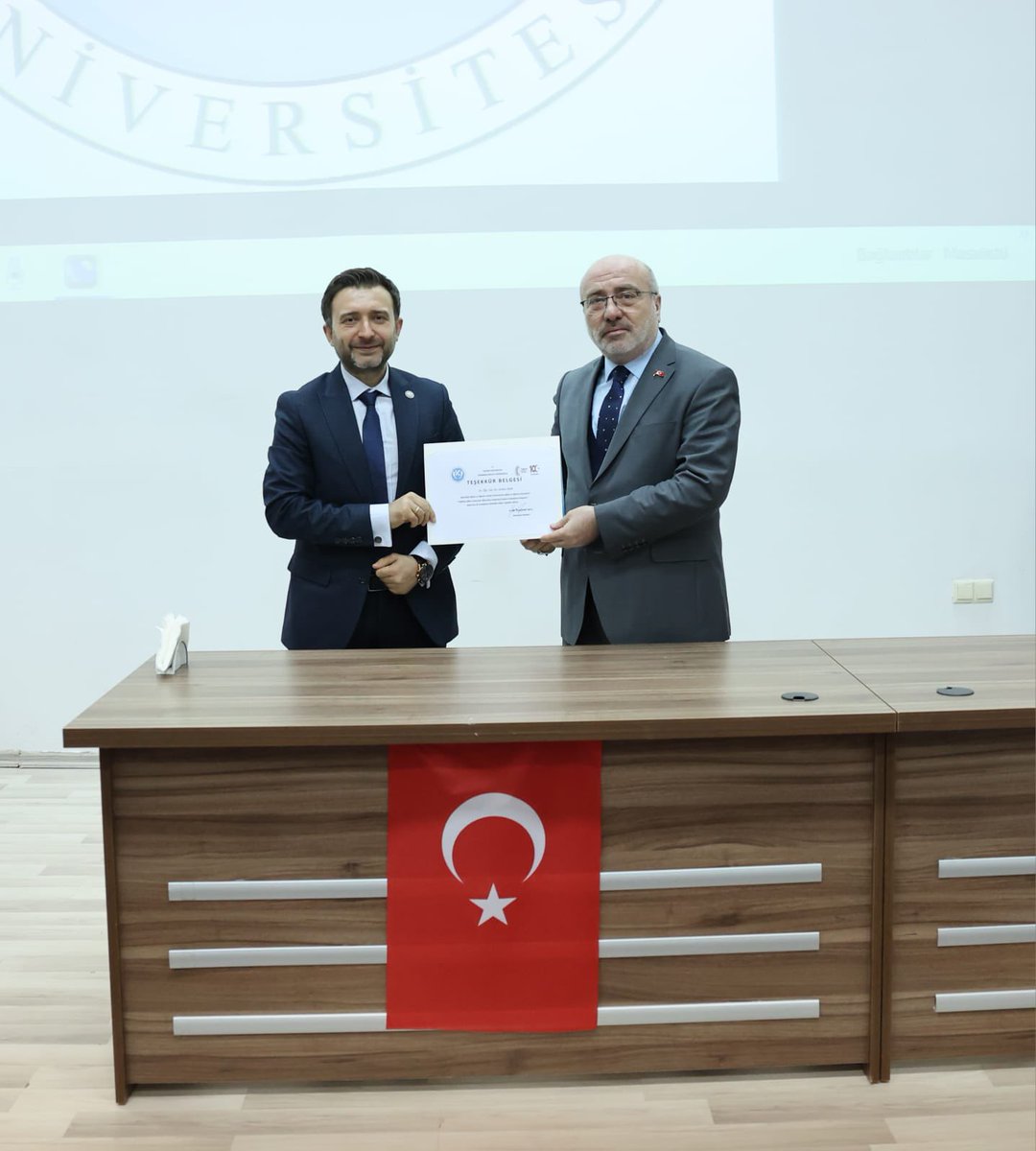 Rektör Hocamız Sayın Prof. Dr. Kurtuluş KARAMUSTAFA Meslek Yüksekokulumuzu ziyaret etti. Müdürlüğümüz tarafından akademik personelin performans kriterlerine uygun olarak teşekkür belgesi düzenlendi ve hocamız tarafından ilgili personele verildi. Rektör Hocamıza teşekkür ediyoruz.