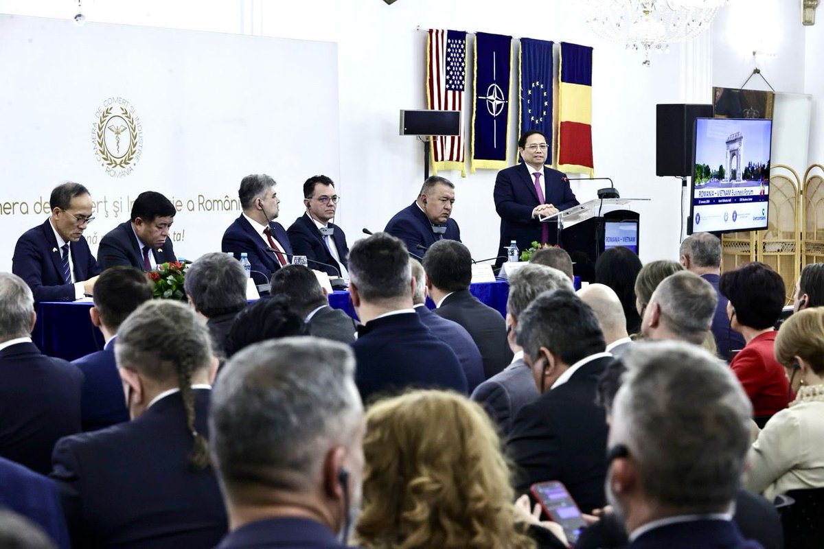 RRInternational's tweet image. Economiile #României şi #Vietnamului sunt #complementare şi pot creşte schimburile comerciale în numeroase domenii, de la petrol şi gaze până  la agricultură, a declarat, luni, în cadrul #Forumului Economic România -  Vietnam, ministrul Economiei, Radu Oprea.