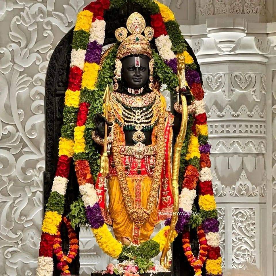 तिरपाल में बिताकर दशकों,  
प्रभु श्रीराम पधारे अवध को।
#मेरे_राम