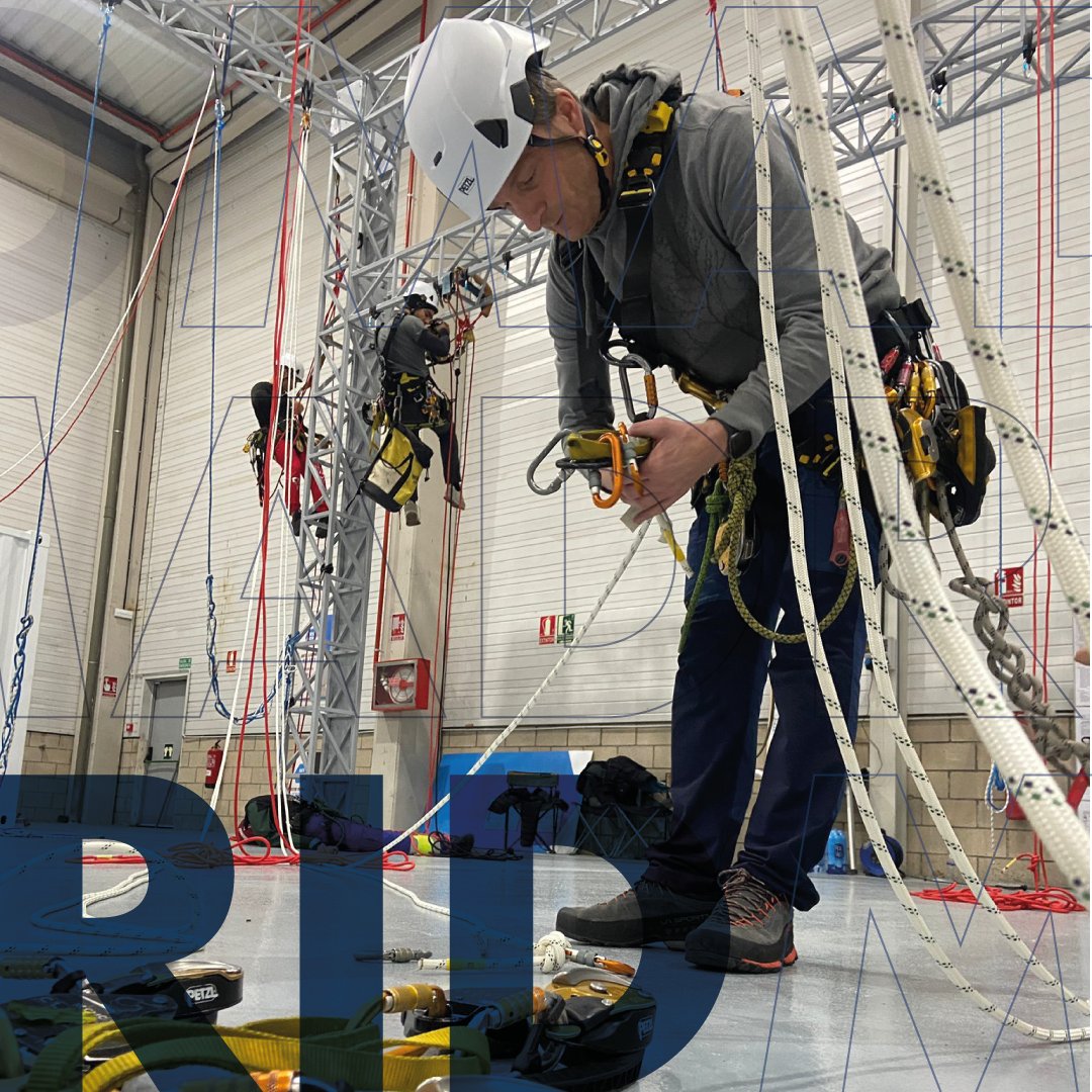 gravitatSL's tweet photo. Marcamos el inicio de las primeras certificaciones IRATA en Madrid,💪 y queremos reconocer a estos valientes que dieron vida a este comienzo.

Eleva tus habilidades y atrévete a volar más alto en Madrid.
#Gravitat #Madrid #iratatraining #trabajosverticales #ropeaccess #petz https://t.co/pPAql1LTSV