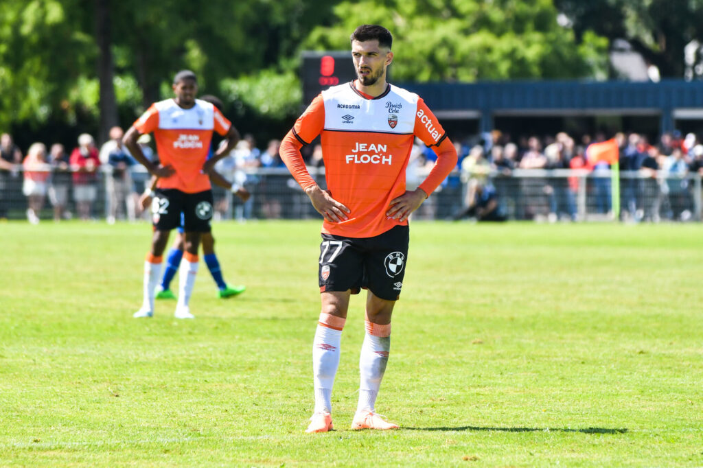 Merlufion's tweet photo. 🚨 OFFICIEL : ADRIAN GRBIC EST DE RETOUR À VALENCIENNES 🚨

L'attaquant autrichien avait oublié une paire de crampons dans le vestiaire des Rouge et Blanc l'été dernier.

(Foutre mercato) https://t.co/Wyww7cTgvc