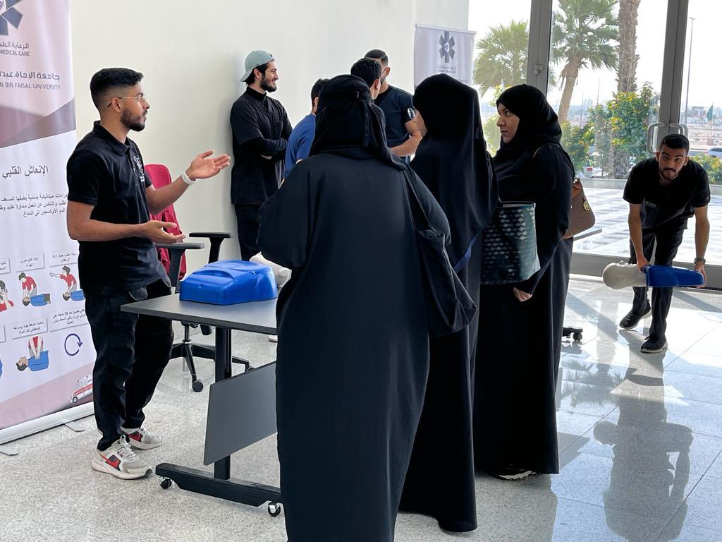 EMS221_'s tweet photo. بالتعاون مع المجلس الطلابي لكليات الأصالة أقام قسم الرعاية الطبية الطارئة معرض توعوي لشرح الإسعافات الأولية 

تم من خلال المعرض شرح أهم النقاط بالإسعافات الأولية 

#كليات_الأصالة #iau #الرعاية_الطبية_الطارئة https://t.co/K1nRMWZGRz