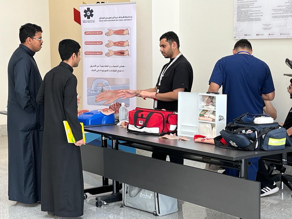 EMS221_'s tweet photo. بالتعاون مع المجلس الطلابي لكليات الأصالة أقام قسم الرعاية الطبية الطارئة معرض توعوي لشرح الإسعافات الأولية 

تم من خلال المعرض شرح أهم النقاط بالإسعافات الأولية 

#كليات_الأصالة #iau #الرعاية_الطبية_الطارئة https://t.co/K1nRMWZGRz