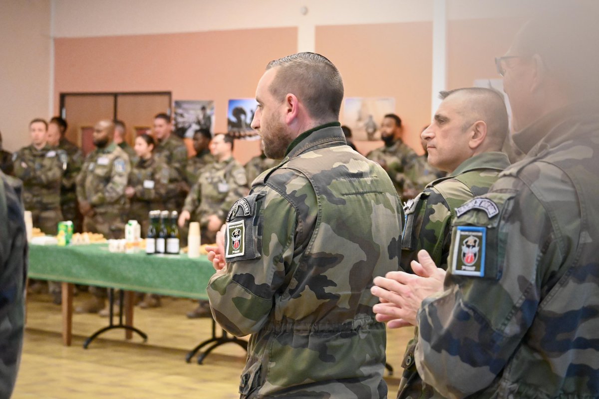 7RMATofficiel's tweet image. L’ensemble des maintenanciers du 7 se sont réunis le temps d’un après-midi à l’occasion des traditionnels vœux du chef de corps.
Le colonel ROYER a présenté à tous les grands objectifs de l’année 2024 pour le régiment. #Traditions #COMMF
@armeedeterre @Defense_Sud_Est @27bim