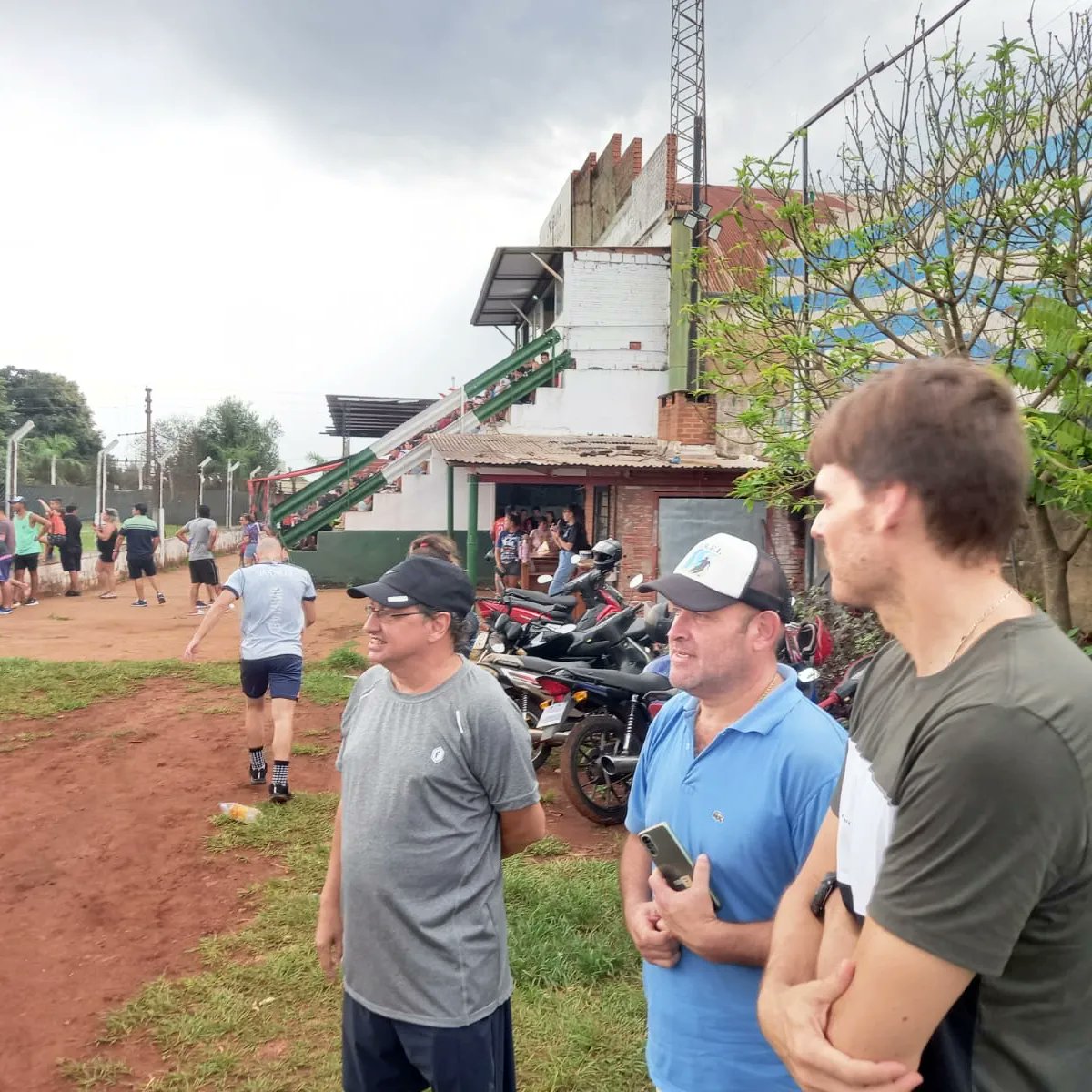 AldoSteinhorst's tweet photo. Hermosa jornada deportiva en Puerto Iguazú dónde compartimos la clínica a cargo de @luchivdh organizada por el club @iguazuhockey destinada a chicas/chicos que practican ésta disciplina.También visitamos a la liga de fútbol dónde Central Iguazú se coronó campeón.Felicitaciones! https://t.co/GM9onFKB41