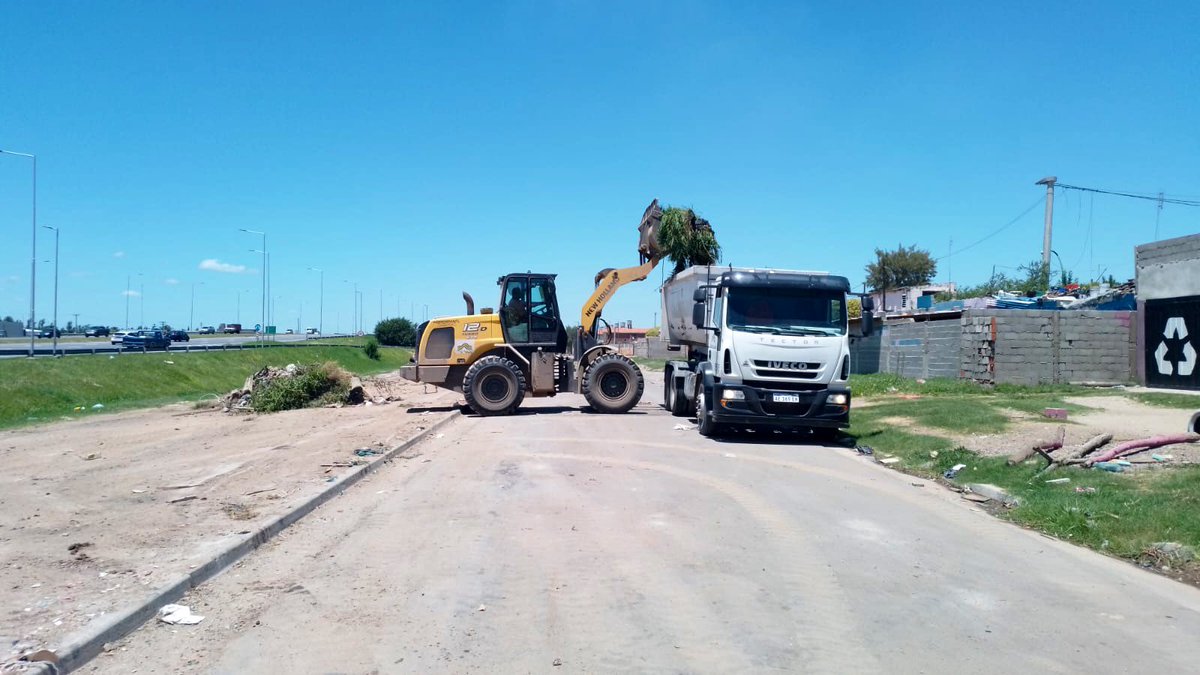 CamdelasSierras's tweet photo. #CuidamosLaRAC

👷 Continuamos limpiando los basurales de Avenida #Circunvalación y de la Variante #JuárezCelman. https://t.co/hzY46s16dn