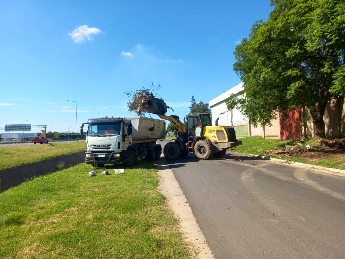 CamdelasSierras's tweet photo. #CuidamosLaRAC

👷 Continuamos limpiando los basurales de Avenida #Circunvalación y de la Variante #JuárezCelman. https://t.co/hzY46s16dn