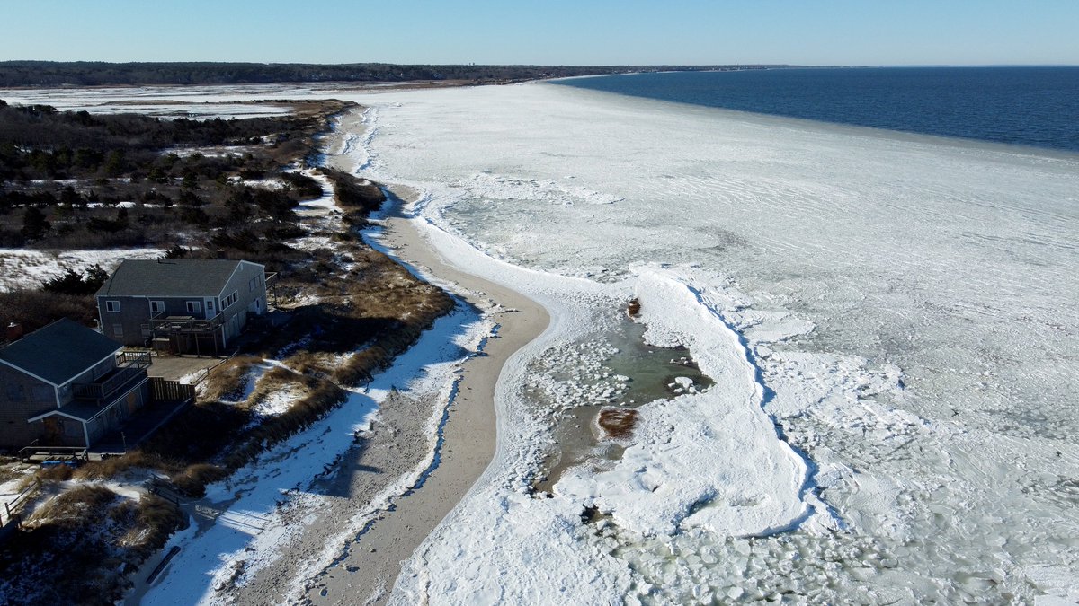 cctphotographer's tweet photo. It's so cold out there, Cape Cod Bay is freezing.
Slushy waves were rolling off Brewster this morning. In Orleans, the slush was blocked from the icy waters.
Photos: https://t.co/a3HOkTG3fo
@capecodtimes #slushywaves #slurpywaves #capecod #orleans #brewster https://t.co/d00HiHZuoE