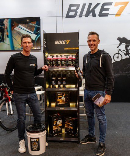 PhilippeGilbert's tweet photo. Hier c’était l’occasion de rencontrer Nico et son équipe de chez @Bike7Belgie Les meilleures produits d’entretien pour vélo! Quel est votre produit préféré ? Moi c est le #procoat 😍♥️ @thebikeshopmc https://t.co/IKm0wx43dj