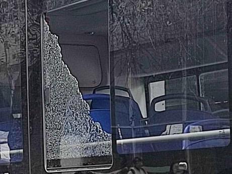 Una unidad vandalizada, es una unidad menos en servicio y esto se ve reflejado negativamente en la frecuencia de paso. 😞

Hacemos un llamado a cuidar las unidades para continuar mejorando el servicio público de transporte. 🚍👍