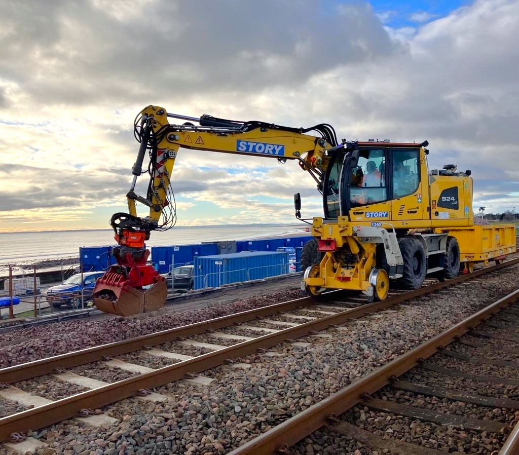 🌅 #TeamStory were treated to a sea view recently, as works progressed in Arbroath. 🛤️ The Story Plant and Story Scotland teams utilised one of our Liebherr 924 RRVs to assist with installing a new retaining wall. 📰 Learn more about the machine at bit.ly/494AjVQ