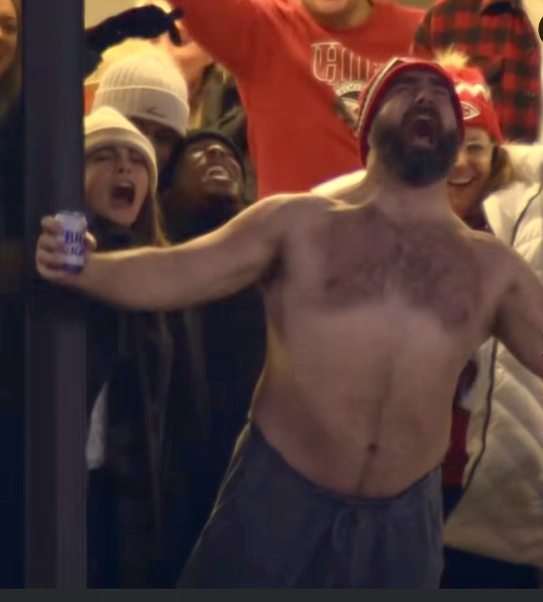 spotspot's tweet image. How come everyone wants to talk about big boobs but nobody’s talking about the adorable tiny beer can?
#JasonKelce #ChiefsNation