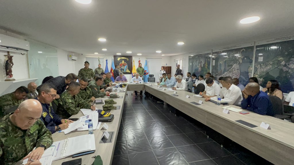 OctavioGuzmanGu's tweet photo. Desarrollamos #ConsejoDeSeguridad junto al @MinInterior @velascoluisf, @mindefensa @Ivan_Velasquez_ y Fuerzas Militares. La seguridad humana es una prioridad que traza una ruta de inversión social y trabajo en equipo, en aras de generar condiciones dignas para la vida en nuestra región Pacífico.

#GobiernoConElPueblo