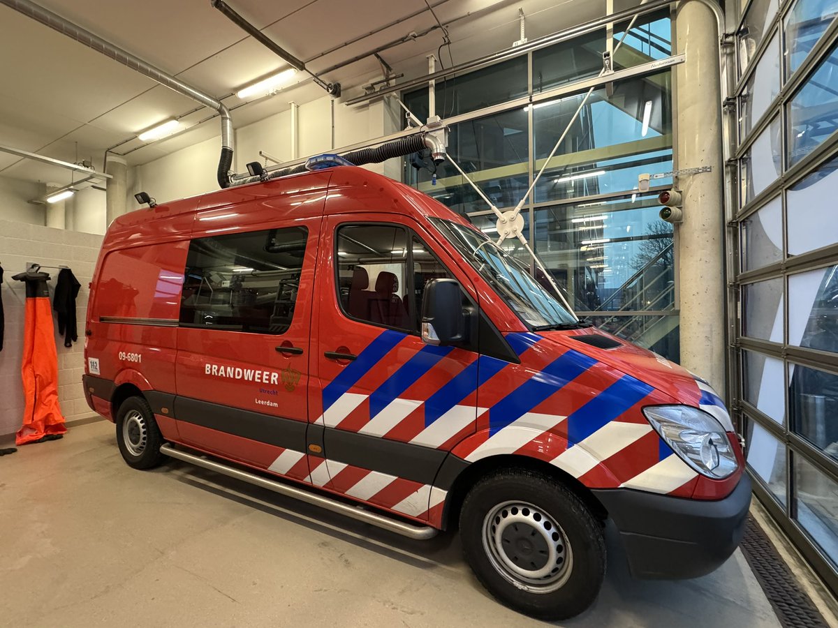 Vandaag hebben wij onze nieuwe dienstbus mogen ontvangen. Deze vervangt zijn voorganger uit 2010. 

De dienstbus zal met name ingezet worden voor het vervoer van personeel en materiaal, opleidingen, de reanimaties binnen ons verzorgingsgebied en de jeugdbrandweer.