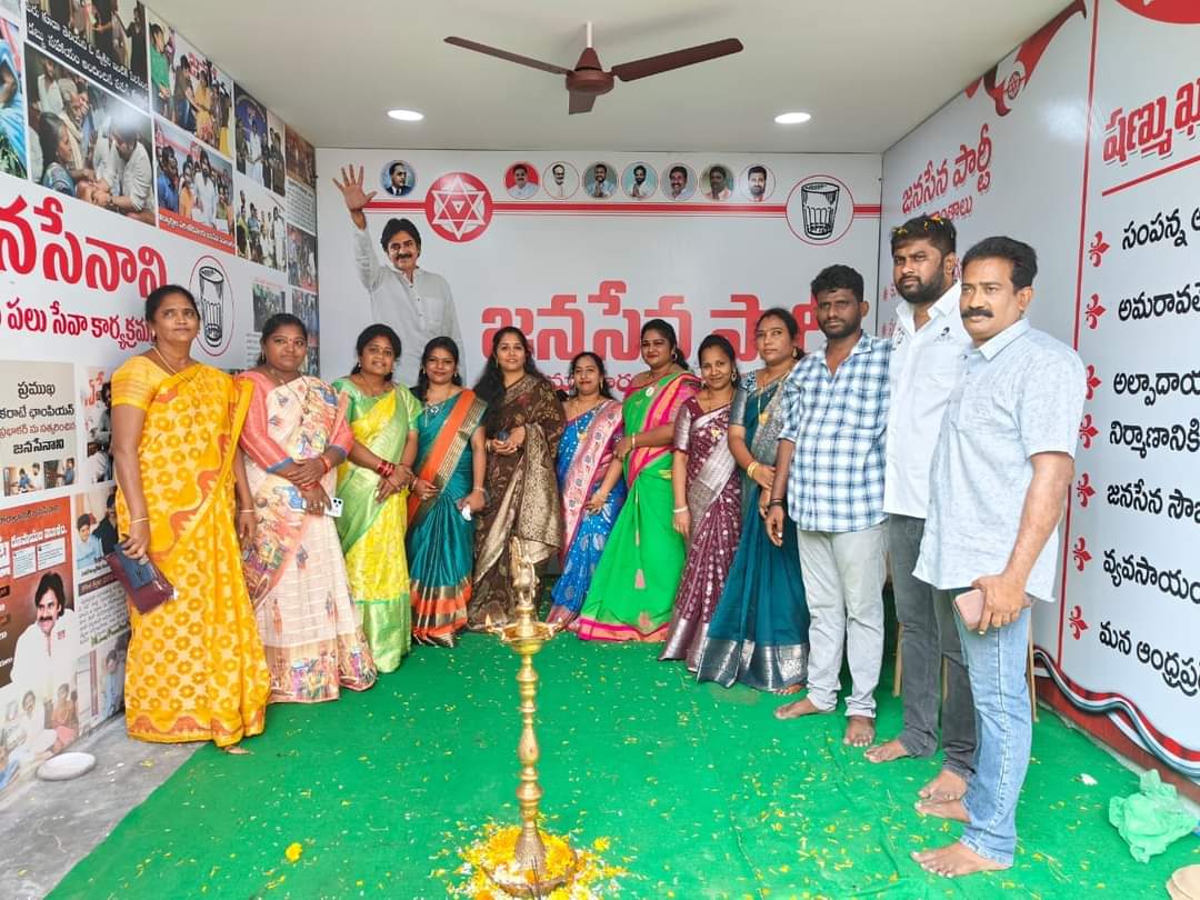 Kiranjsp99's tweet photo. జనసేన పార్టీ #గన్నవరం నియోజకవర్గం నిడమానూరు గ్రామంలో  గ్రామ కార్యాలయం ప్రారంభోత్సవంలో 
@JanaSenaParty FireBrands🔥🔥
@Keerthana_JSP గారు @RayapatiAruna గారు
@SSrinivasjsp  గారు 
@SwathiMekala3 గారు
@JSPVeeraMahila 'S 🫡🫡 https://t.co/ocZeDk9f1v