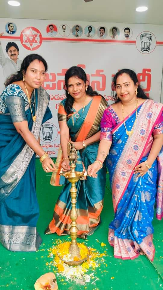 Kiranjsp99's tweet photo. జనసేన పార్టీ #గన్నవరం నియోజకవర్గం నిడమానూరు గ్రామంలో  గ్రామ కార్యాలయం ప్రారంభోత్సవంలో 
@JanaSenaParty FireBrands🔥🔥
@Keerthana_JSP గారు @RayapatiAruna గారు
@SSrinivasjsp  గారు 
@SwathiMekala3 గారు
@JSPVeeraMahila 'S 🫡🫡 https://t.co/ocZeDk9f1v