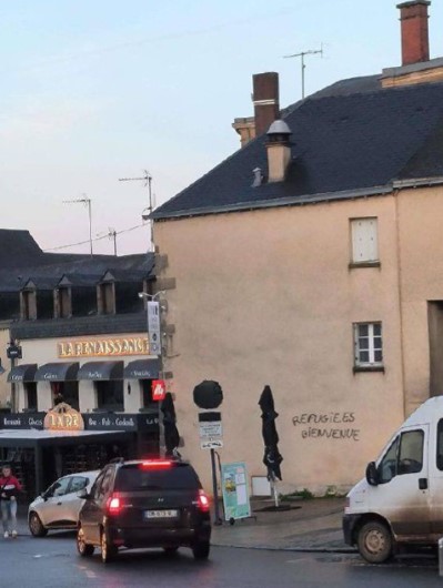 PierreMarionnet's tweet photo. Oui, Monsieur @JpLeScornet maire de Mayenne n'a pas hésité à poursuivre un de mes amis qui a commis l'erreur de placer un sticker d'Eric Zemmour sur un réverbère. J'aimerais un même bras vengeur contre les #neofas #antifas et autres zozos qui salopent sa ville. Il y en a partout https://t.co/QH1LWLiQIJ