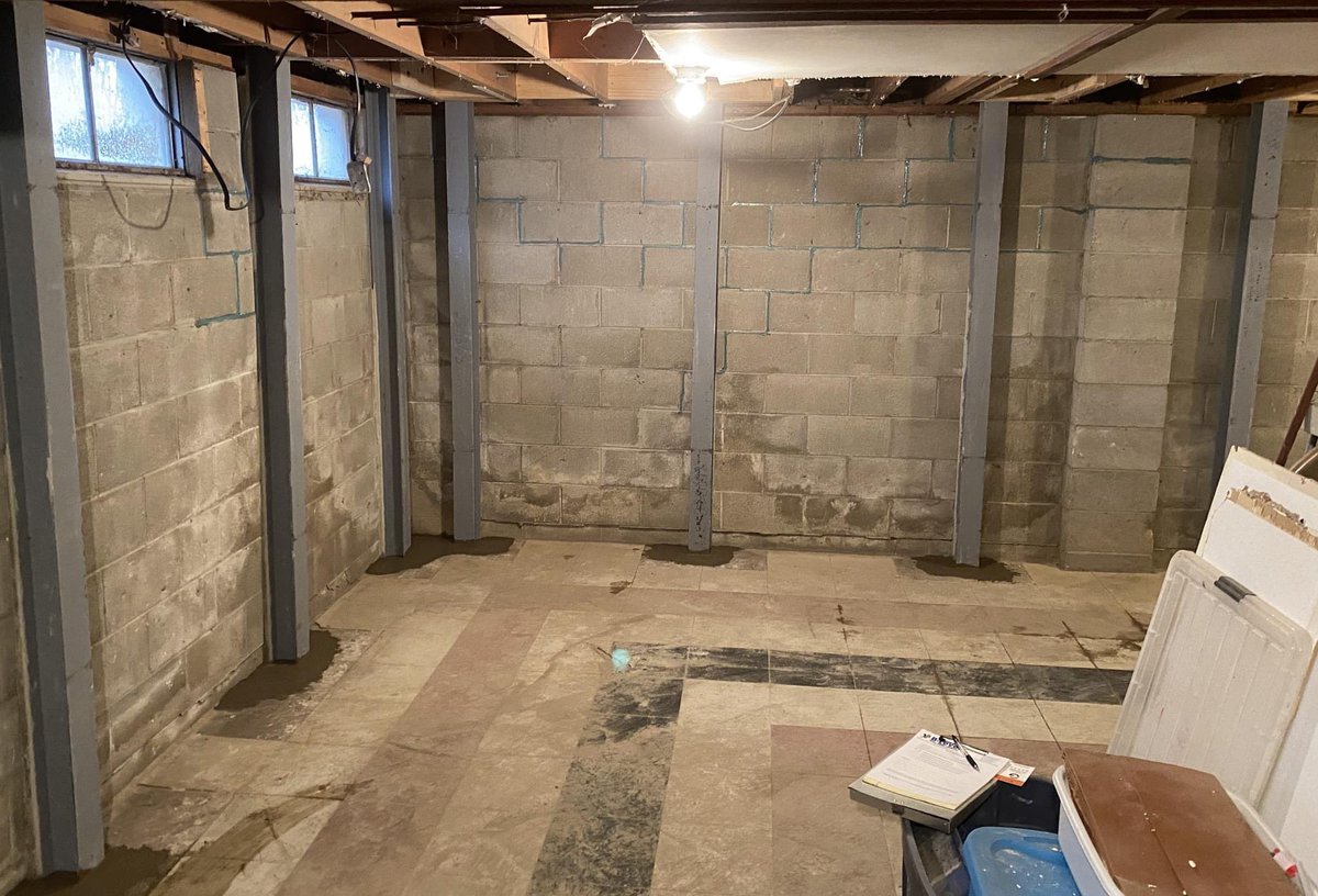 BLevel_Columbus's tweet photo. Cracks, leaks, and bulges in basement walls often indicate drainage issues or unhealthy soil movement and expansion. 

Steel beam reinforcement is an engineer-approved method that guarantees the durability and longevity of your home's foundation. https://t.co/uH9IN9GoSW