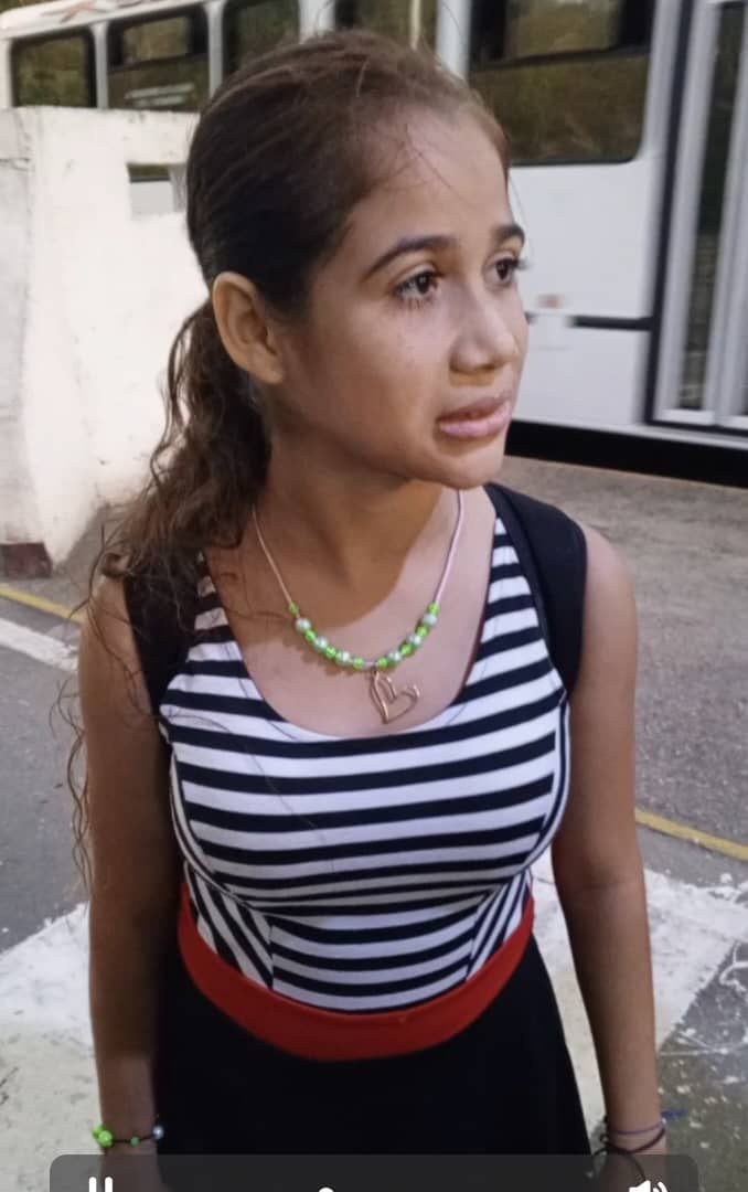InforTvenezuela's tweet photo. Esta joven se encuentra en estos momentos en el peaje de La Peñita en Charallave,Municipio Cristobal Rojas en los Valles del Tuy,estado Miranda.
Deambulaba sola por la autopista del sector La Verota, no sabe su nombre,ni hacia donde se dirige, tampoco tiene documentos personales. https://t.co/j26XidIeEo