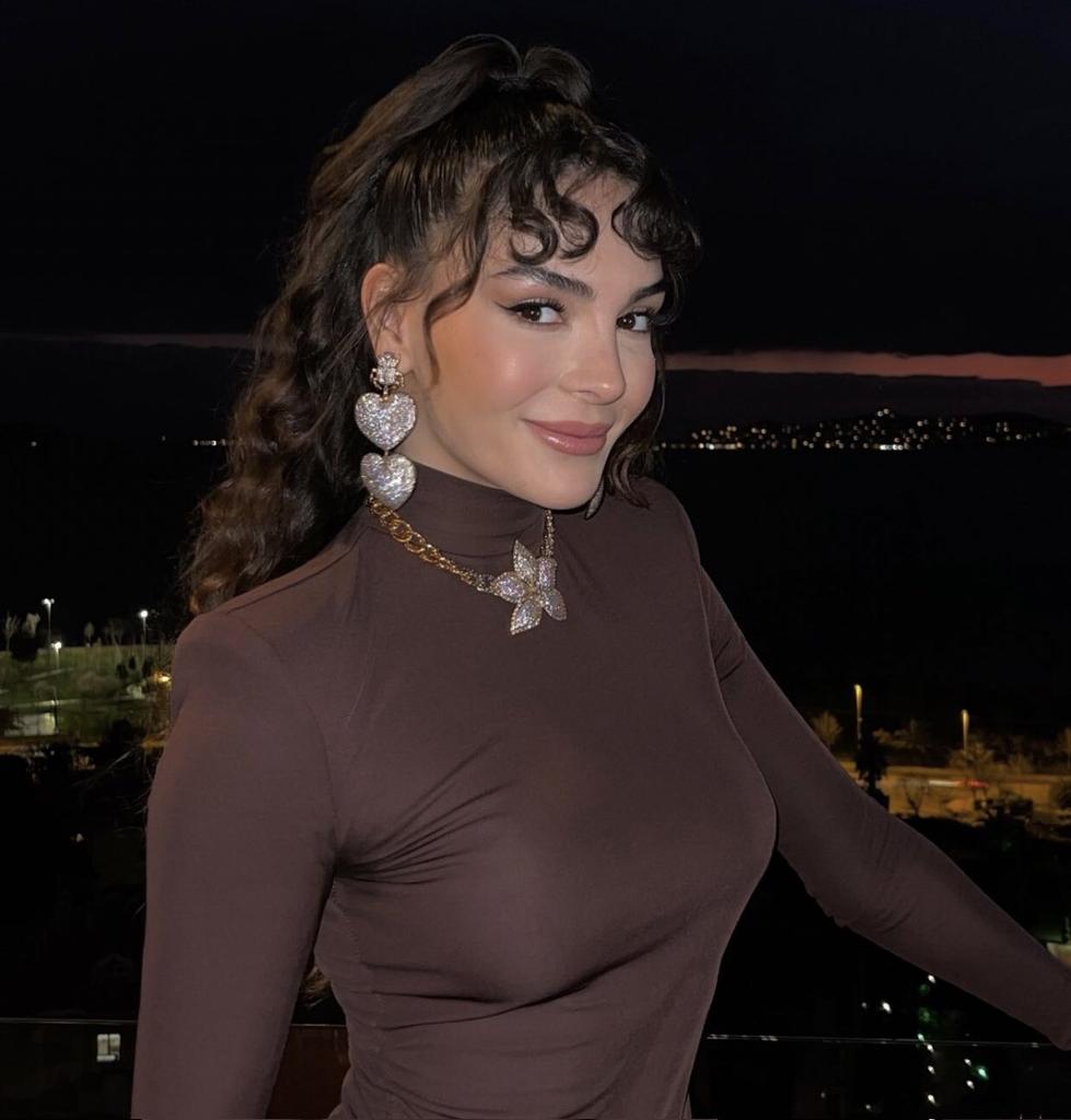 diziyolcusu's tweet photo. Geceyi aydınlatan bir güzellik✨ #EbruŞahin https://t.co/6y0GqgNh2H