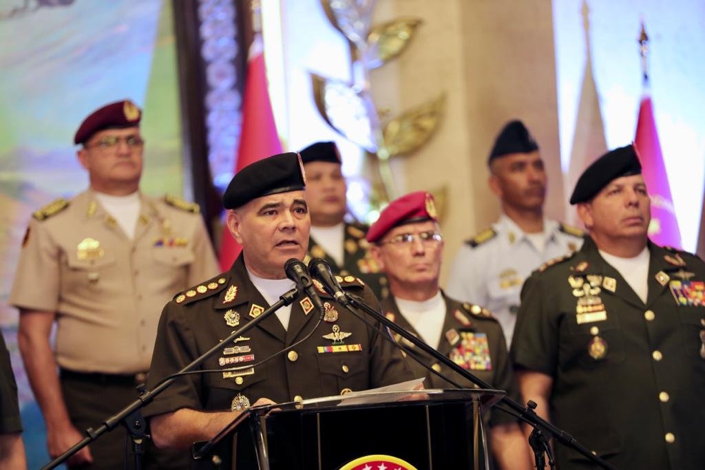 #EnFoto📷| Vicepdte. Sectorial de Soberanía Política, Seguridad y Paz, <a href="/vladimirpadrino/">Vladimir Padrino L.</a>: "Estamos firmes viendo al futuro, y al traidor, haremos uso de nuestras armas en el marco de la Constitución y las Leyes para detener cualquier acto irresponsable".

#HaciaEl2030ConLas7T