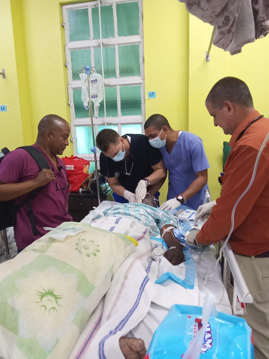Colaboradores de la Brigada Médica Linstead brindando atención a un paciente, en estado crítico. #CubaPorLaVida #CubaPorLaSalud #Cubacoopera #60añosSalvandoVidas #JuntosXCuba