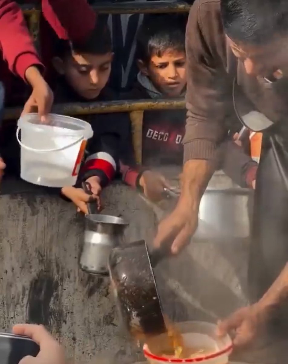 انثروا القمح على رؤوس الجبال
كي لا يُقال جاع طير في بلاد المسلمين! 💔

عمر بن عبد العزيز