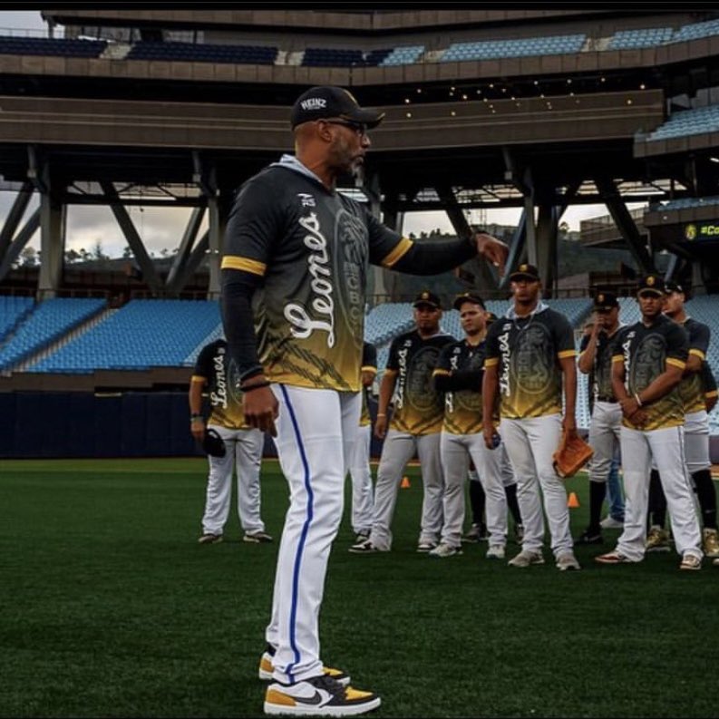 Meridianoonline's tweet photo. ¿CÓMO LE HA IDO A JOSÉ ALGUACIL CON LOS LEONES DEL CARACAS?🦁📊

‼️Desde que asumió el mando del elenco capitalino en 2021, ha conseguido:

✅94 ganados
❌69 derrotas
🔜3 clasificaciones al Round Robin
🏆1 título

¿Debe seguir como manager de los “Melenudos”?🤔

📸 @jalguacil_13 https://t.co/H8U81nkXAA