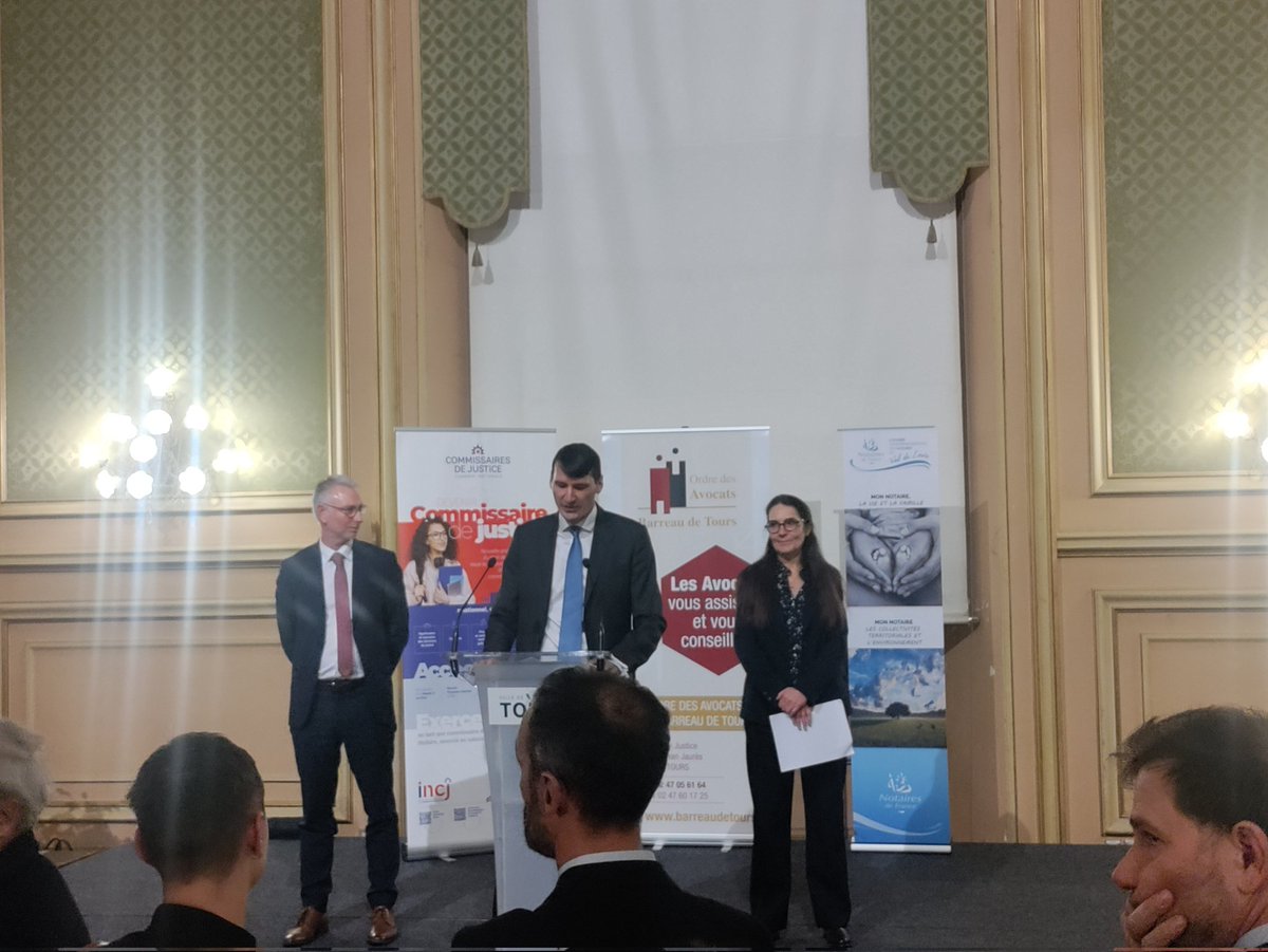Ce soir l'Ordre des Avocats s'associent aux notaires et aux commissaires de justice pour présenter leurs vœux pour l'année 2024 🎉
#Voeux2024 #avocats #cdj #notaires #tours