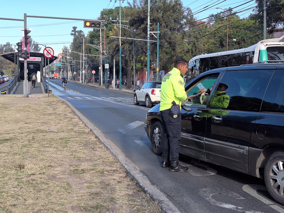MetrobusCDMX's tweet photo. Operativo de hoy: Hecho ✅️

Esta vez nos fuimos a uno de los puntos más solicitados para realizar operativo junto con #Tránsito @SSC_CDMX para agarrarlos con las manos en la masa a todos esos que se sienten muy gandallas 🫣🫢

📍Eje 5 Norte, San Juan de Aragón #Línea6 https://t.co/dl5BDys14K