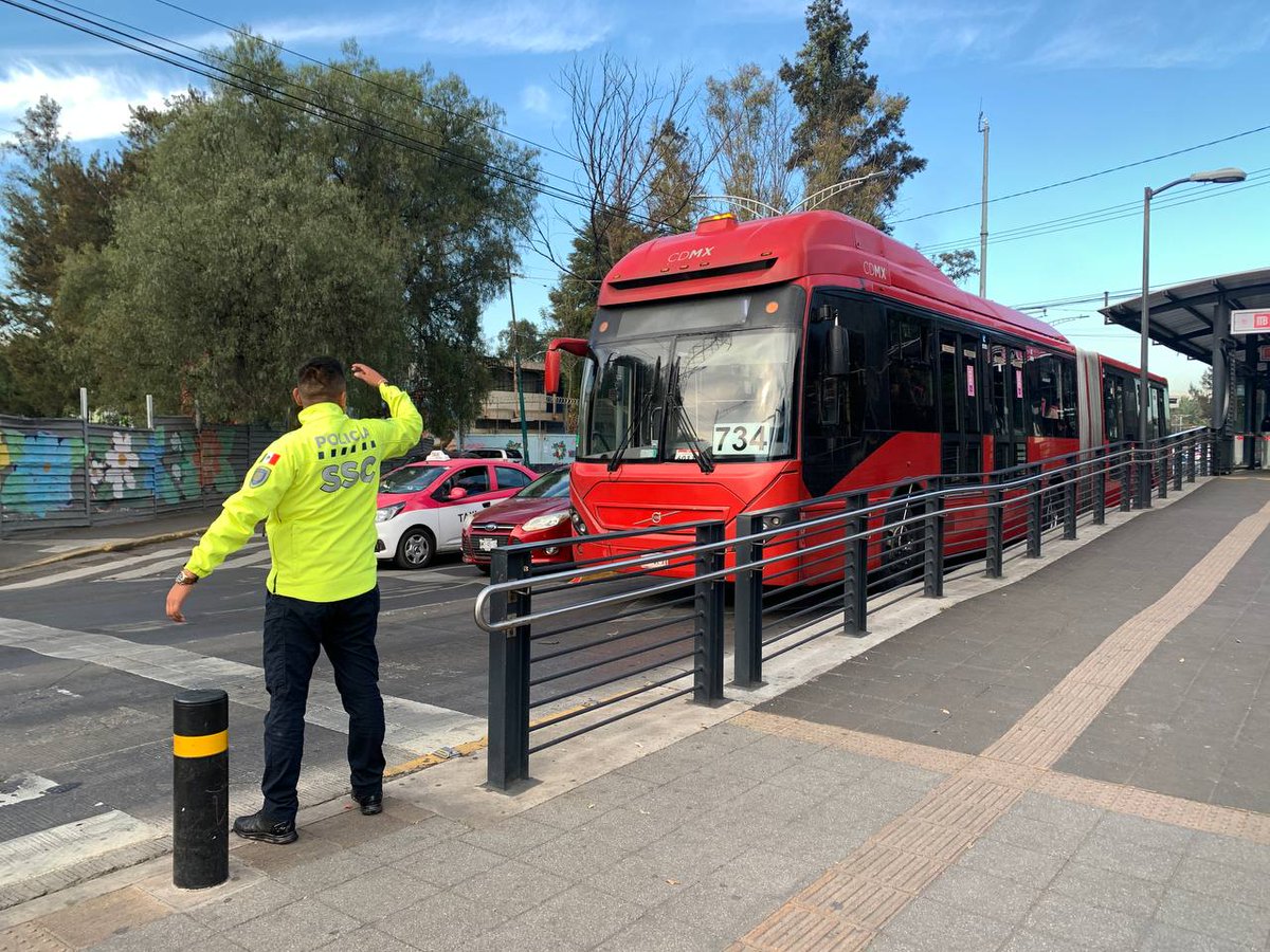 MetrobusCDMX's tweet photo. Operativo de hoy: Hecho ✅️

Esta vez nos fuimos a uno de los puntos más solicitados para realizar operativo junto con #Tránsito @SSC_CDMX para agarrarlos con las manos en la masa a todos esos que se sienten muy gandallas 🫣🫢

📍Eje 5 Norte, San Juan de Aragón #Línea6 https://t.co/dl5BDys14K