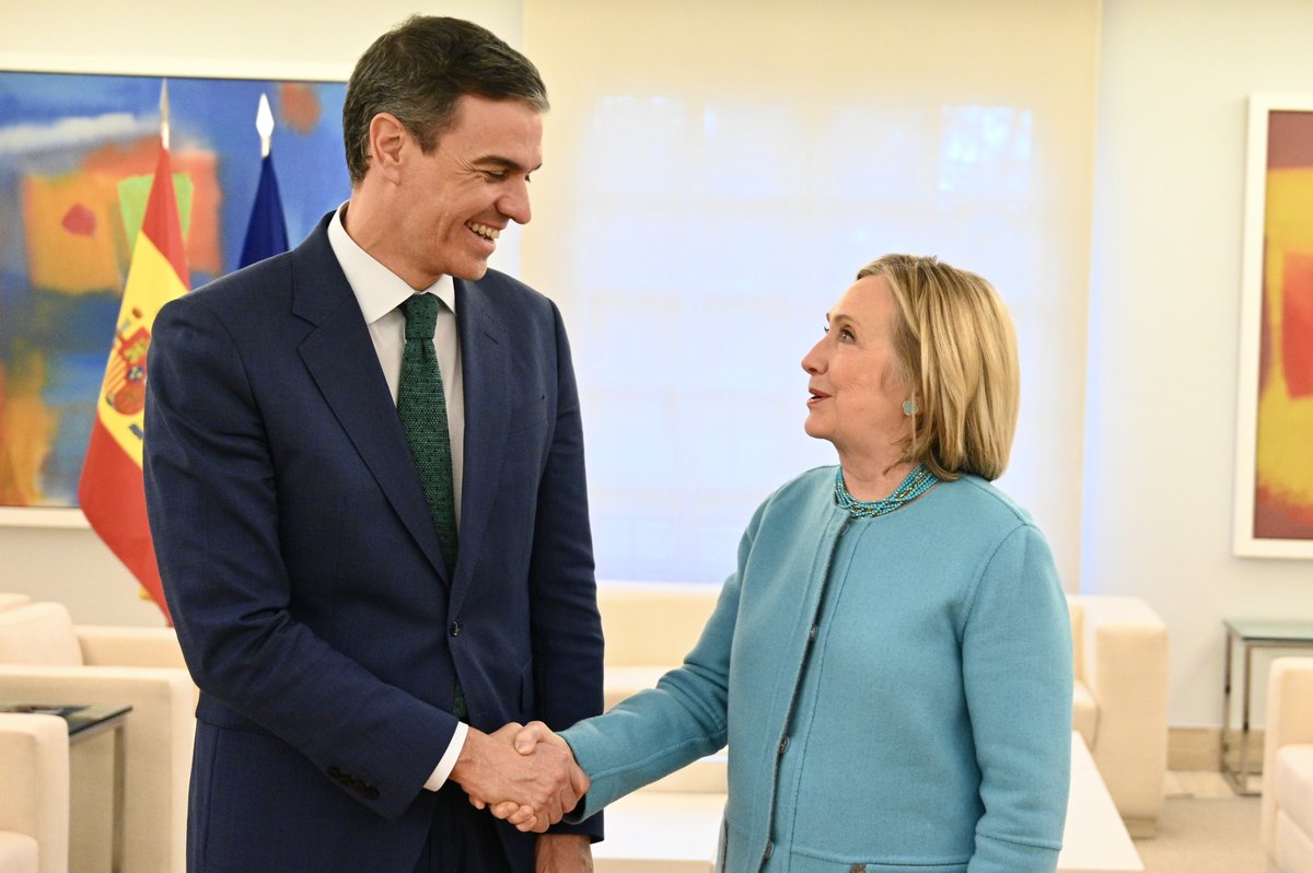 Hoy he analizado junto a <a href="/HillaryClinton/">Hillary Clinton</a> algunos de los grandes desafíos a los que nos enfrentamos globalmente como sociedad.

Hemos hablado sobre la igualdad de género, la emergencia climática y el peligro que acecha a las democracias ante el avance de los populismos.