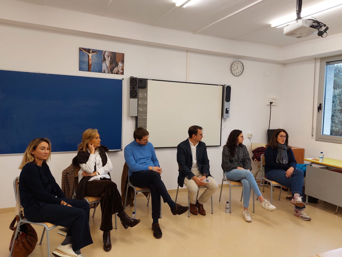 TeiaG2012's tweet photo. Molt bona activitat x a alumnes de #Batxillerat a @lesalzines. Diverses taules amb professionals d’estudis universitaris/graus. He participat en la de l’àmbit tecnològic #enginyeries #arquitectura #disseny… constatant q l’Enginyeria #Agroalimentària és una opció poc coneguda. https://t.co/zzIv8p5I9h