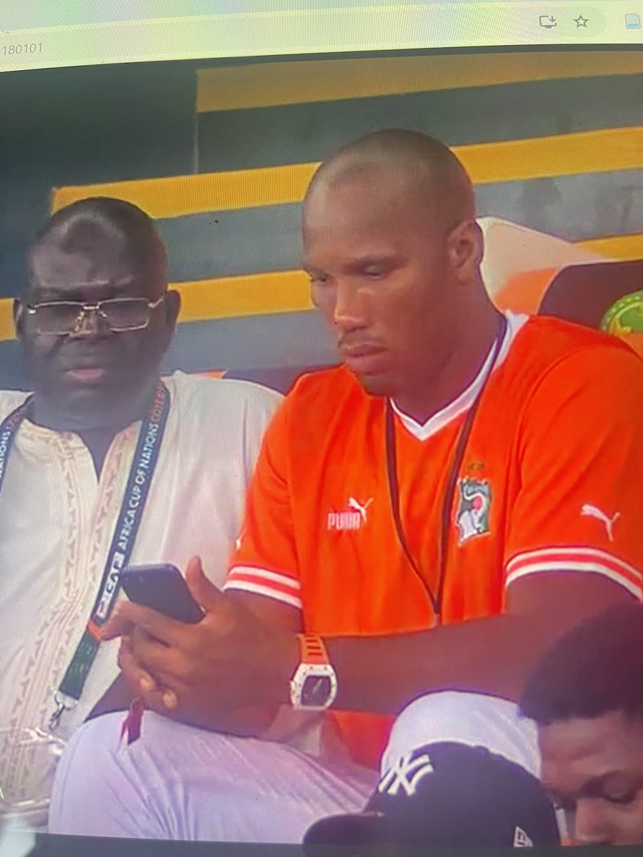 DrSirani's tweet photo. Drogba qui appelle Eto’o pour lui demander comment on gère ce genre de goumin. 🤣🤣
#CAN2023 https://t.co/yoVheyiJAP