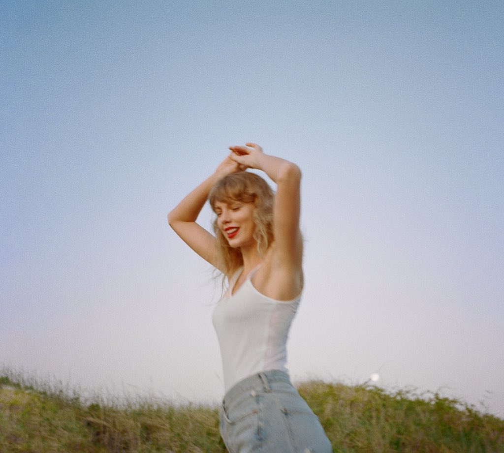 talkofthecharts's tweet photo. Artists with the most #1 hits on the Billboard Hot 100 this decade:

Drake 7
Taylor Swift 6
BTS 6
Ariana Grande 6 https://t.co/LMOXzFgjxg