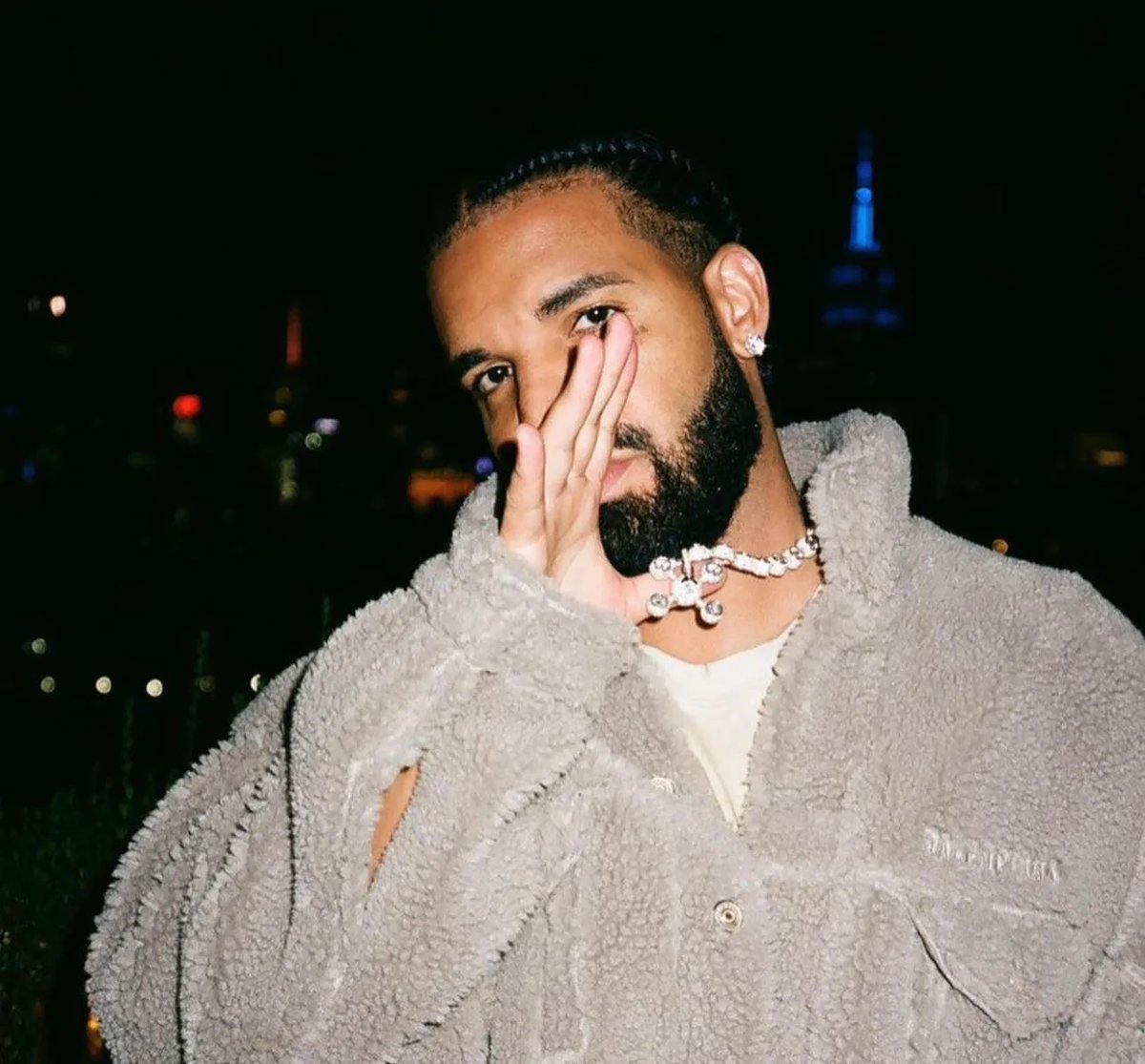 talkofthecharts's tweet photo. Artists with the most #1 hits on the Billboard Hot 100 this decade:

Drake 7
Taylor Swift 6
BTS 6
Ariana Grande 6 https://t.co/LMOXzFgjxg